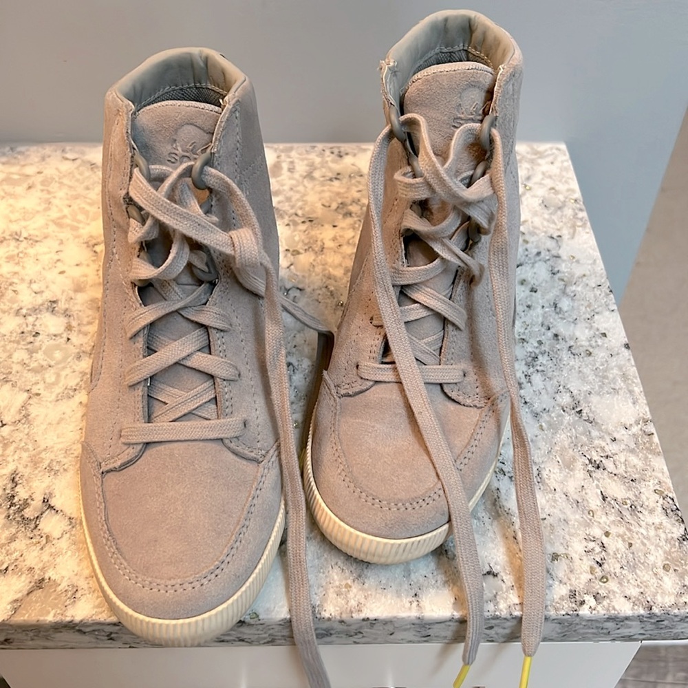 Basically new Sorel wedge sneaker